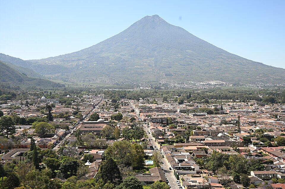 Guatemala — Antigua y sus volcanes